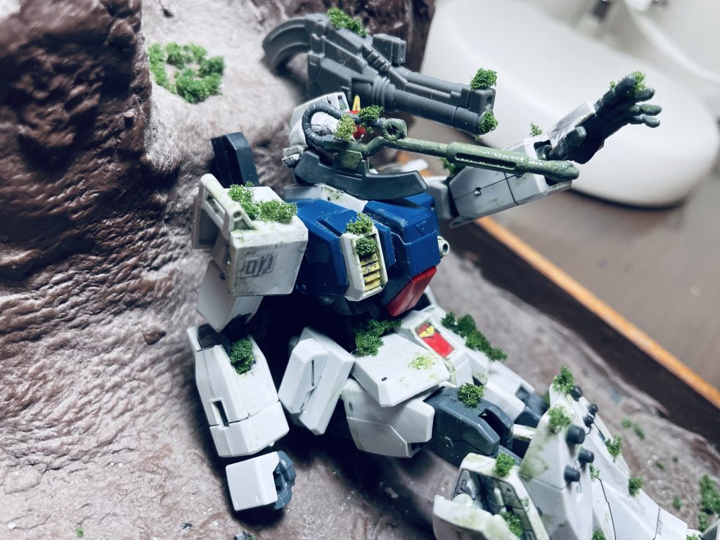 変更点としては・顔にヒートホークが刺さってる・ウェザリングを増やす・草(笑ってない)・盾が後ろに刺さってる・陸ガンのポーズ  ですね