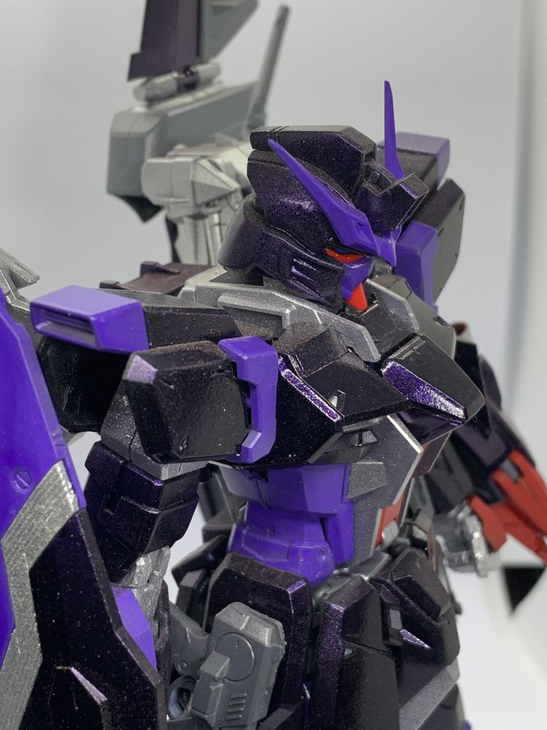 黒に紫のパールをかけたらあまりに紫過ぎたのでクリアブラックで調整しました光の反射で紫に発色する程度が出せて良かったです