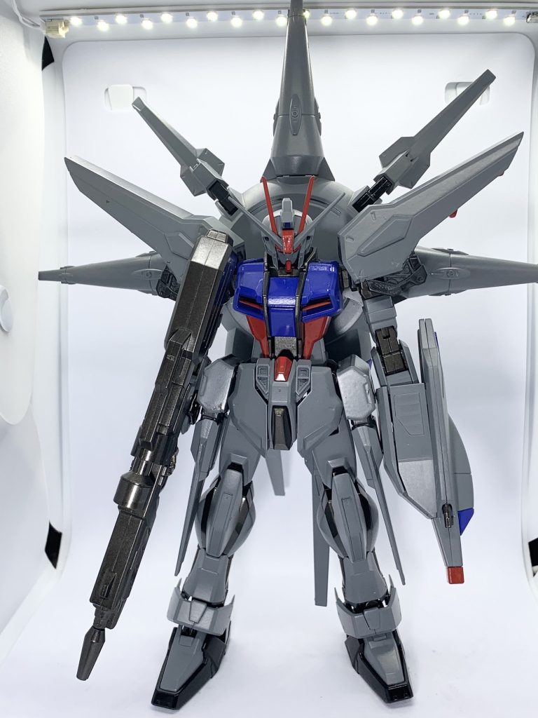 デカい肩の下方に隙間が出来たのでストライク系肩のフレーム部分を露出させてストライカーパックの一種である感を演出カラーはテスト機らしくグレーカラーリングは劇場版デスティニーのspecⅡぽくもあるかなと