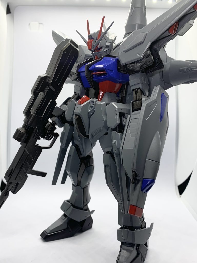 プロヴィデンスのMGは高くて手がでませんが、たまたま旧1/100のプロヴィデンスガンダム手に入れる事が出来ました本来はプロヴィデンスにMGのフレームをぶち込みなんちゃってMGにしてみるつもりでしたが、綺麗に収まりそうに無かったのでストライクに肩と武装を付けてみたらこうなりました