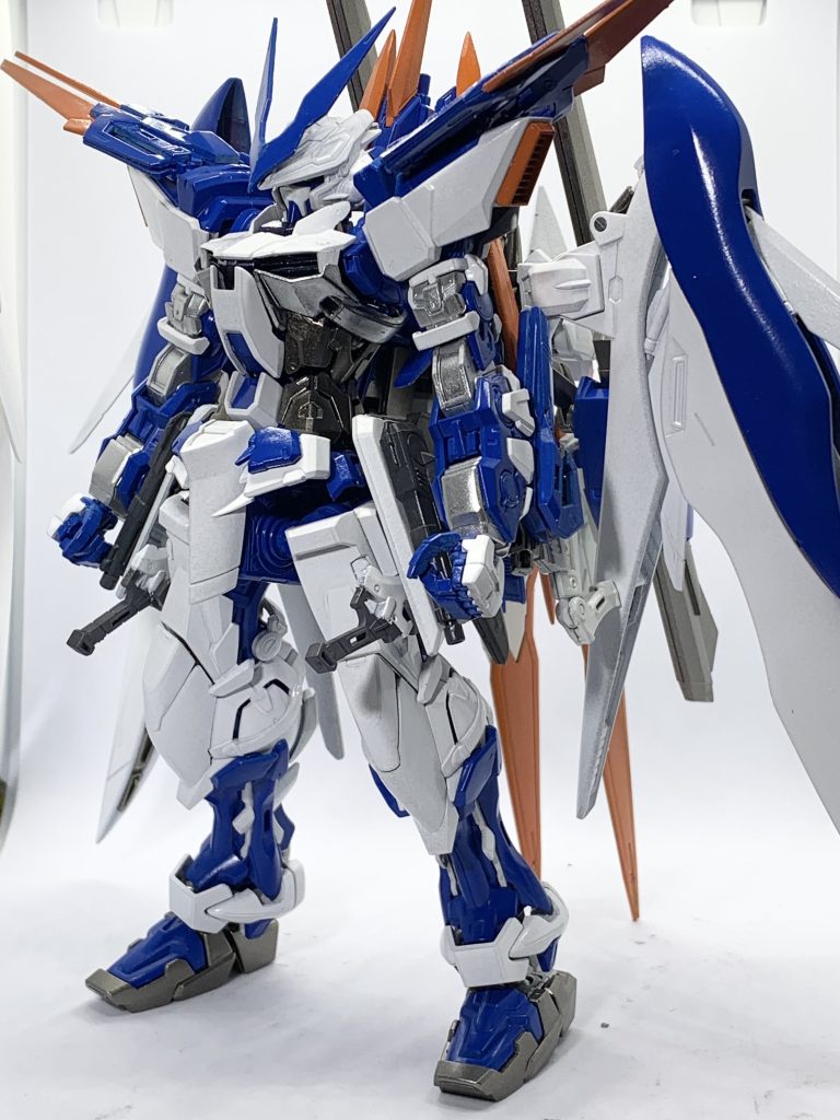 ドラグーン意外の武装にタクティカルアームの装備も考えられたが、ヴォアチュール・リュミェールでの高速機動の慣性に質量の影響が大きかった為、腰部に近距離対応携行武器としてビームライフル・ショーティーと格闘用にアーマーシュナイダーが装備されたデスティニーシルエットのウルフスベイン長射程ビーム砲塔や各ドラグーンの使用で近距離から遠距離まで確実にカバーする