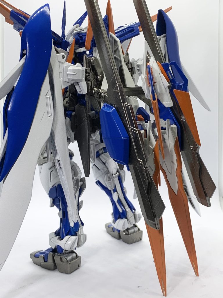 頭部センサードラグーン移動に伴い頭部をロウから提供されたレッドドラゴン用ドライグヘッドに換装ヴォアチュール・リュミェールによる高速起動中もバックパックのセンサードラグーンと併用で周囲のコロイド粒子に対するセンサー能力が飛躍的に上がり、敵機のミラージュコロイドを見破り、敵機の攻撃に対して先読みと呼べるほどの回避とそれに追従出来る性能を手に入れた 