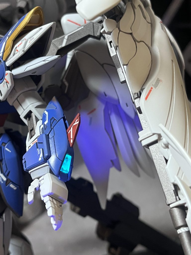 前腕のクリアパーツのセンサー部は裏側及び側面のみ蛍光塗料で塗装することで発光時に立体感が出るようにしました。