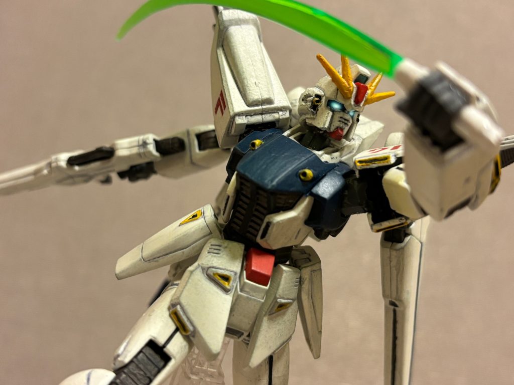 ペイントソフトで編集してみました。映画のポスターなんかでは、カメラアイの上にも黒いモールドが見えている気がしたので、フェイスパーツはメットの奥まで差し込まず、浅めに接着してあります。頬を伸ばしたり、顎を削ったりする技術が無かったため、面長で間抜けな印象になってしまいました。