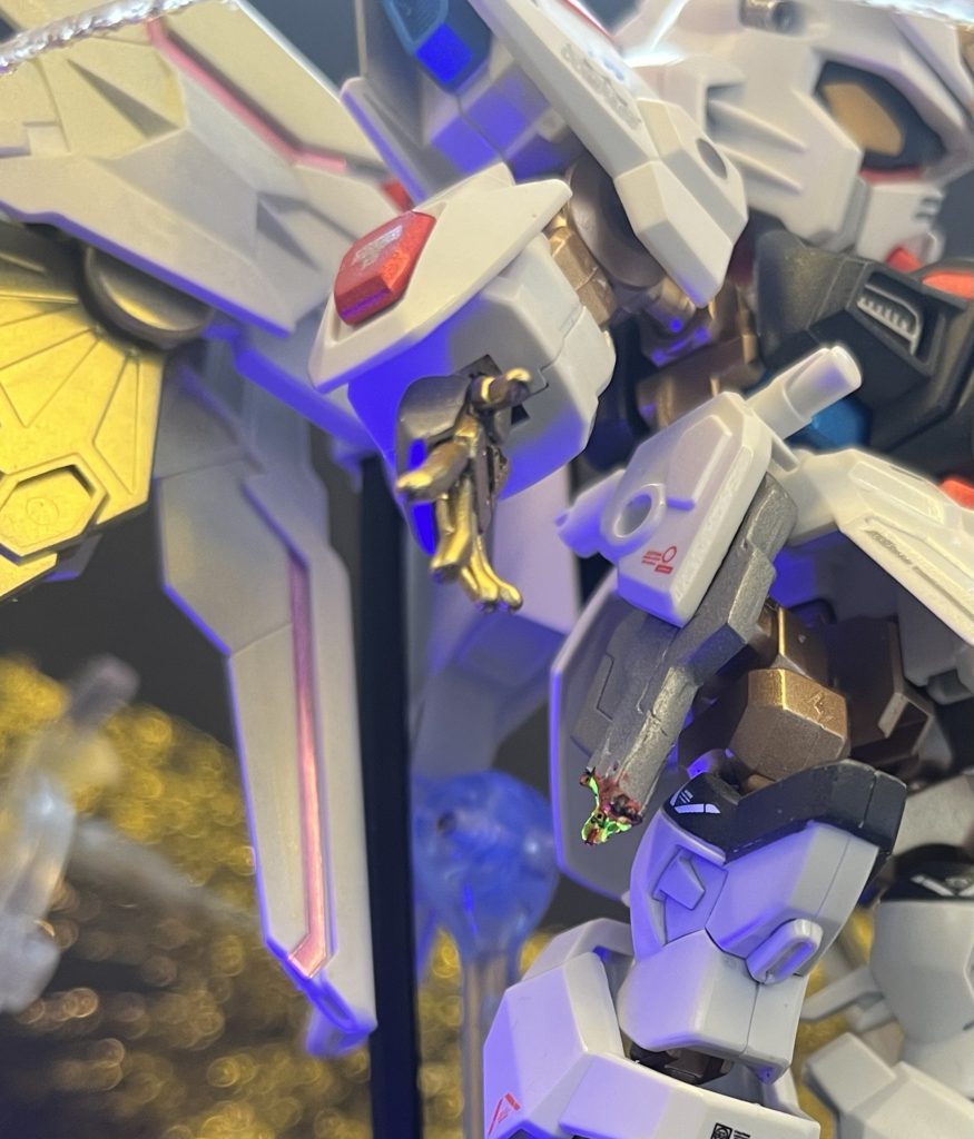 右腰こフォランスアスタ レール砲(初投稿時名前間違えてました😑)も複製ダメージ加工どちらも蛍光塗料でブラックライトで光ります