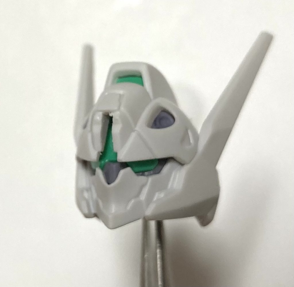 隈取りの塗り分けは、目頭部分グレーを残しましたが。もっと目尻の部分だけにとどめればよかったかも？塗り分け用の筋彫り、細かくて大変でした。