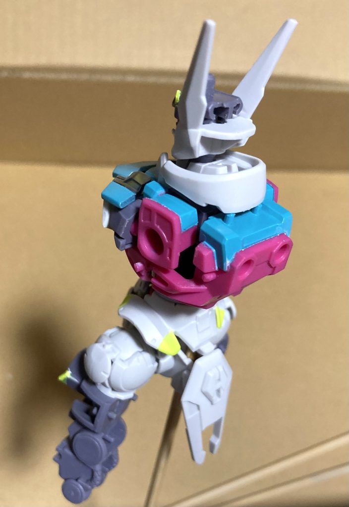 ガシガシ動かして遊びたかったので、擦れやすい部分は成型色を残す様にしてみました。変則的な塗り分けだけど、なかなかいい感じ。