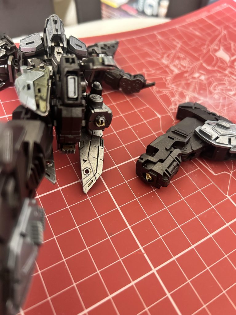 ここでバキっとガンプラ歴1年目終盤にして初めての挫折…接続軸と穴がJust Communicationしなかったので削ったところ、強度が低下していたみたいです。この後真鍮棒買いに発進しました。