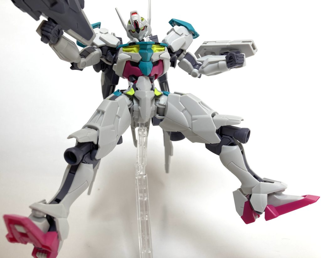 好きな色のブルーグリーンのスプレーを足しただけで、元のマゼンタと合わさり、いい感じの流行りのゲーミングカラー！？