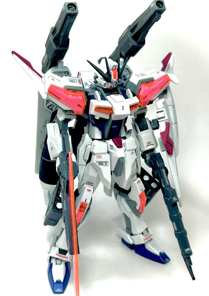 EGなので初めてでも作り易く,出来上がりがカッコ良いと評判が良かったので購入しました。3mm穴が多く色々と取り付けられそうだったので,余剰パーツや武器セット等をごそっと渡して,自由に付け足してもらいました。(バランスが取れる様に何度か横槍を入れましたが…。)