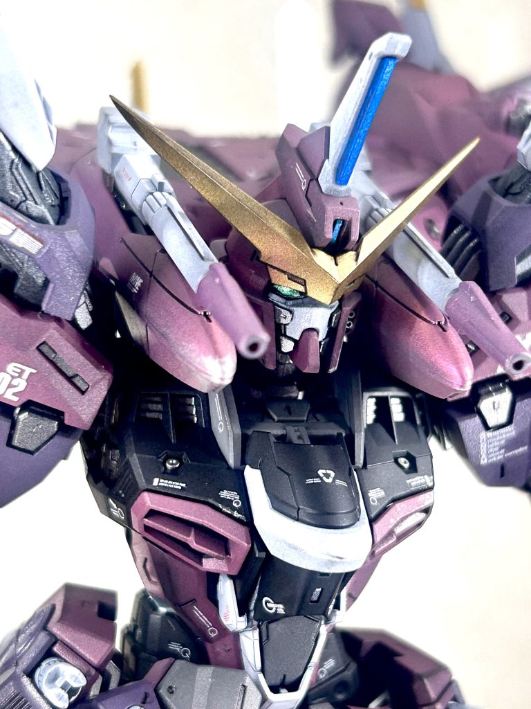 今回はツインアイやセンサーのキャンディ塗装はクリアカラーを薄めに吹き付けてみました。下のシルバーが以前より透けてる感じがします。