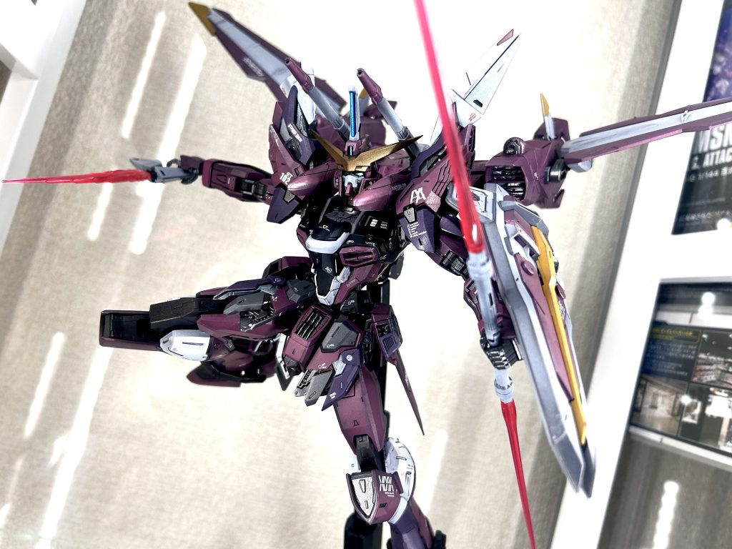 最後はバッセル・ビームブーメランとサーベルの二刀流で前作のジャスティスカラーのイモジャより、劇中のカラーに近づけたかなと感じてます。メインカラーのくすみ具合の表現が難しかったですが、楽しく組めました。今年のMGは最後になりそうです。ご覧いただきありがとうございました。