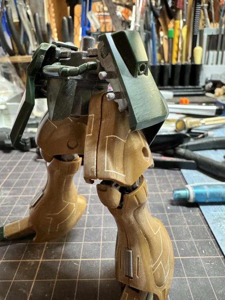 シンメトリーのスジ彫りも入れてます