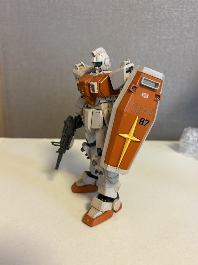 膝はガンダムのものを切り落として、旧HGの陸戦ジムのものをパテで接着。(今はできないですね……そんな改造をするガッツがない)胸のダクトも旧HGのものを接着。コクピットハッチの溝はパテで埋めました。フロントスカートとシールドはジムIIです。ジムIIはいろいろな組織のマーキングが付いていたので、たくさん買った覚えがあります。