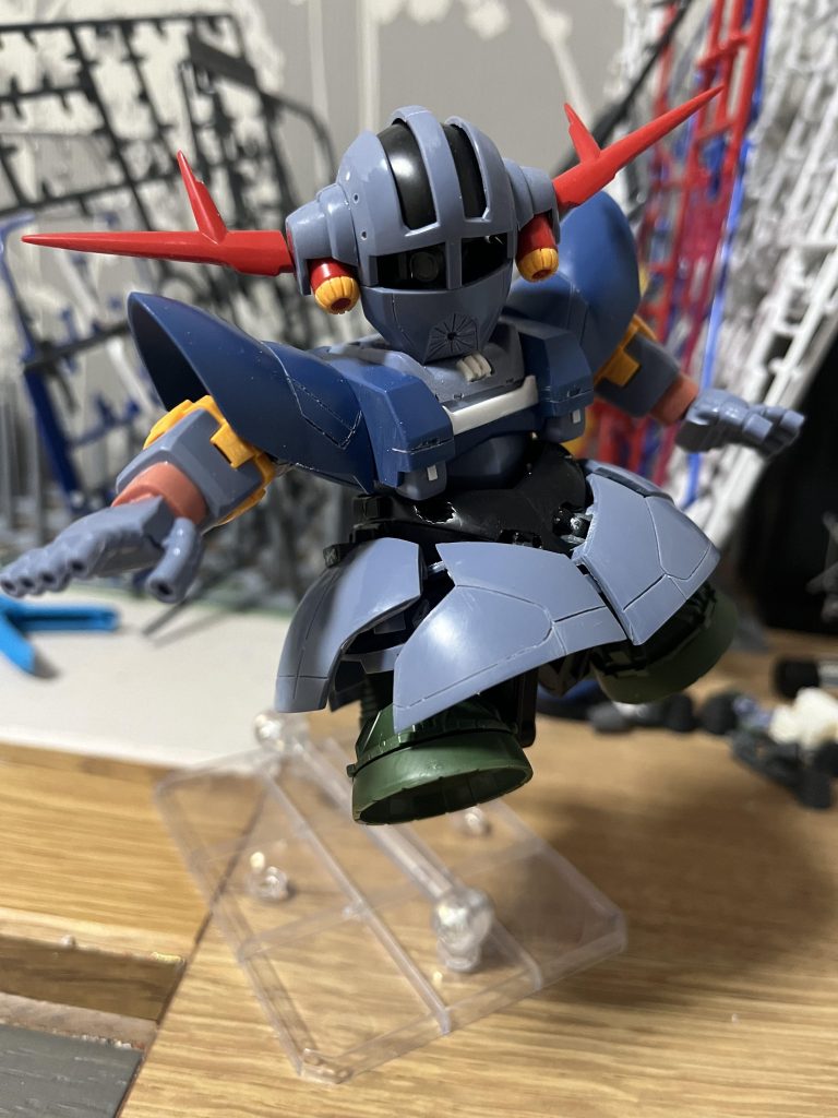 胸部はプラ板にて厚みまし腕部もジャンク貼り付けで少し大型化スジボリ、切り出しはRGを参考にSDのバランスでおかしくないほどのディテールに止めました