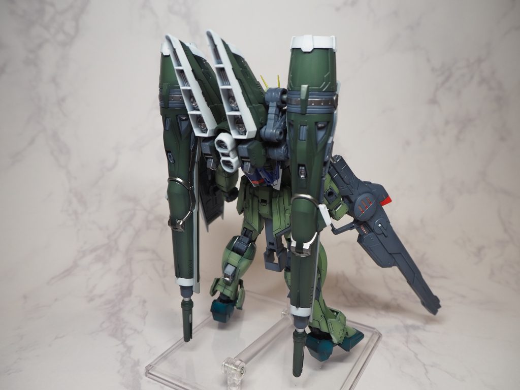 とにかく背面武装の密度感が半端なくかっこいい!少しだけ塗り分け追加したり、グリーンのカラーリングも良い感じに調色できた!