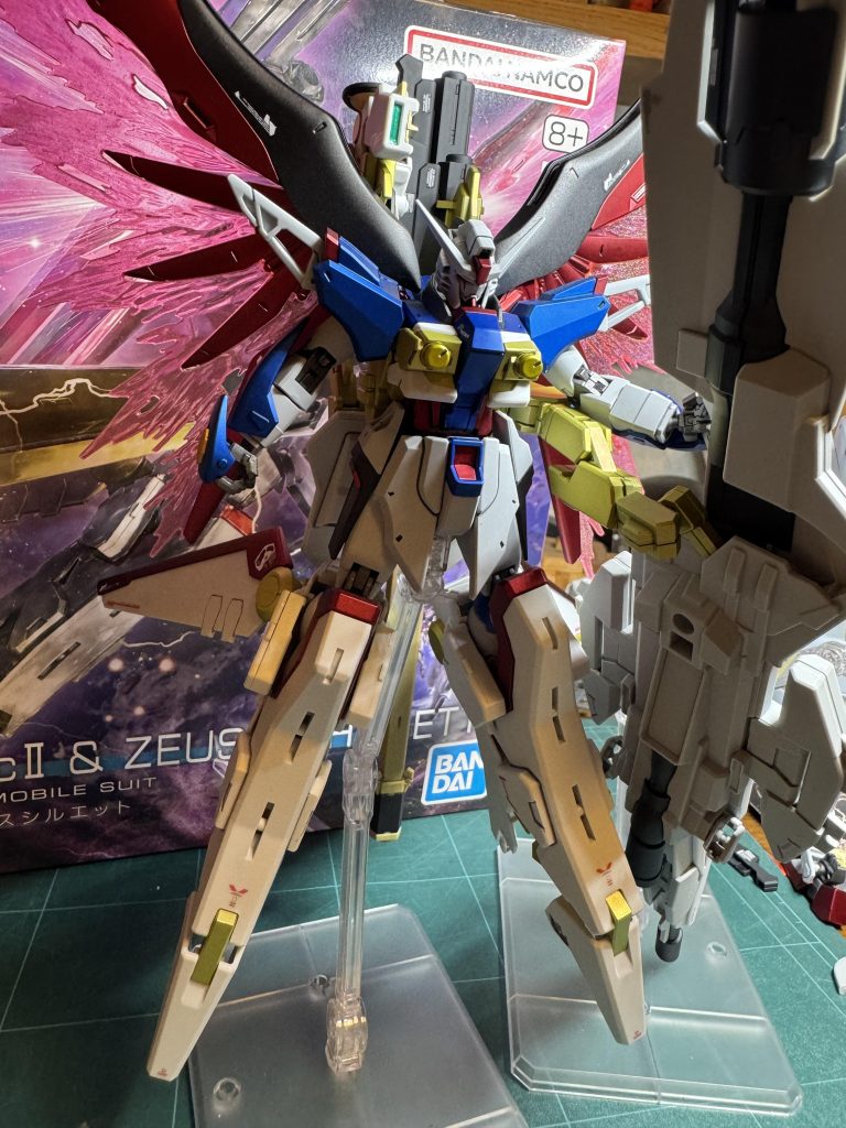 完成してみるとやはりデスティニーはかっこいいですねーなかなかの良キットでした。ただ置き場と無理に動かすと塗装が剥がれそうな恐怖心が堪りませんw