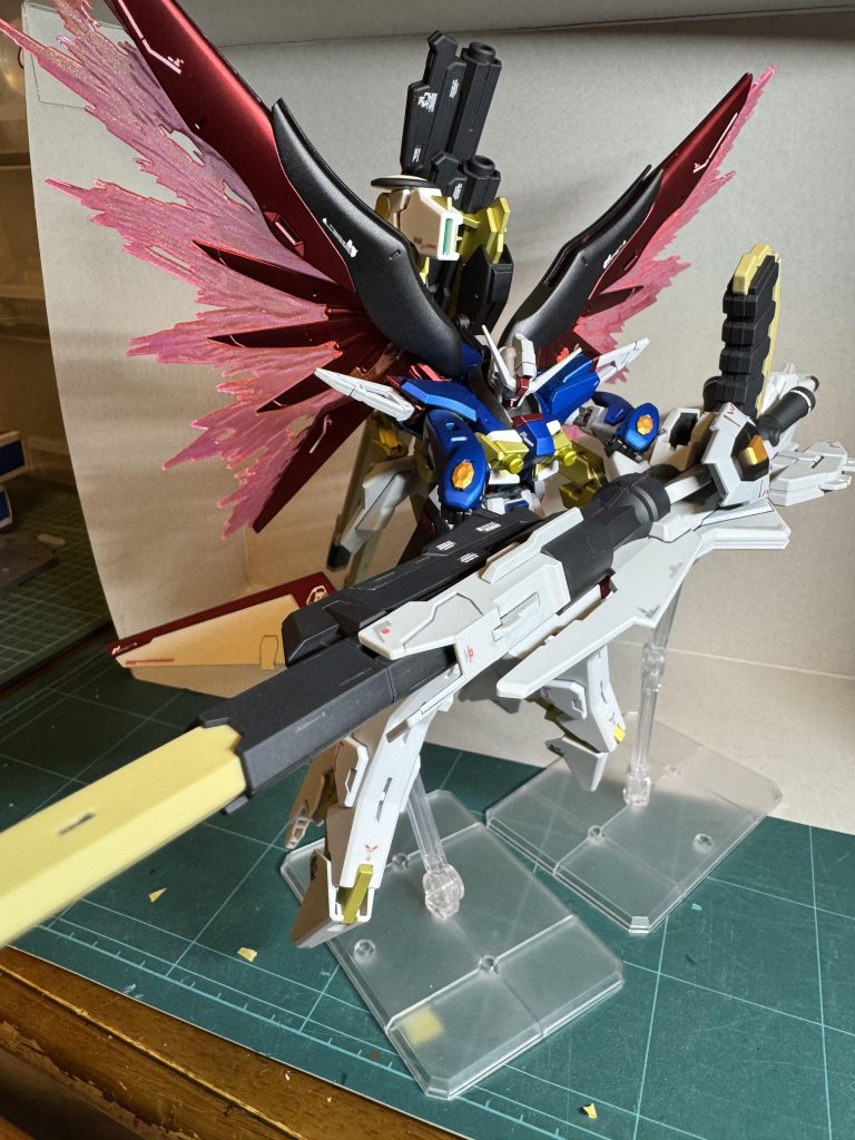 レッドとブルーは艶消しキャンディ塗装、ブラック、グレー、ホワイト、タンは成形色に艶消しのみ、フレームはイエローゴールドをシルバーで少し薄めて塗りました