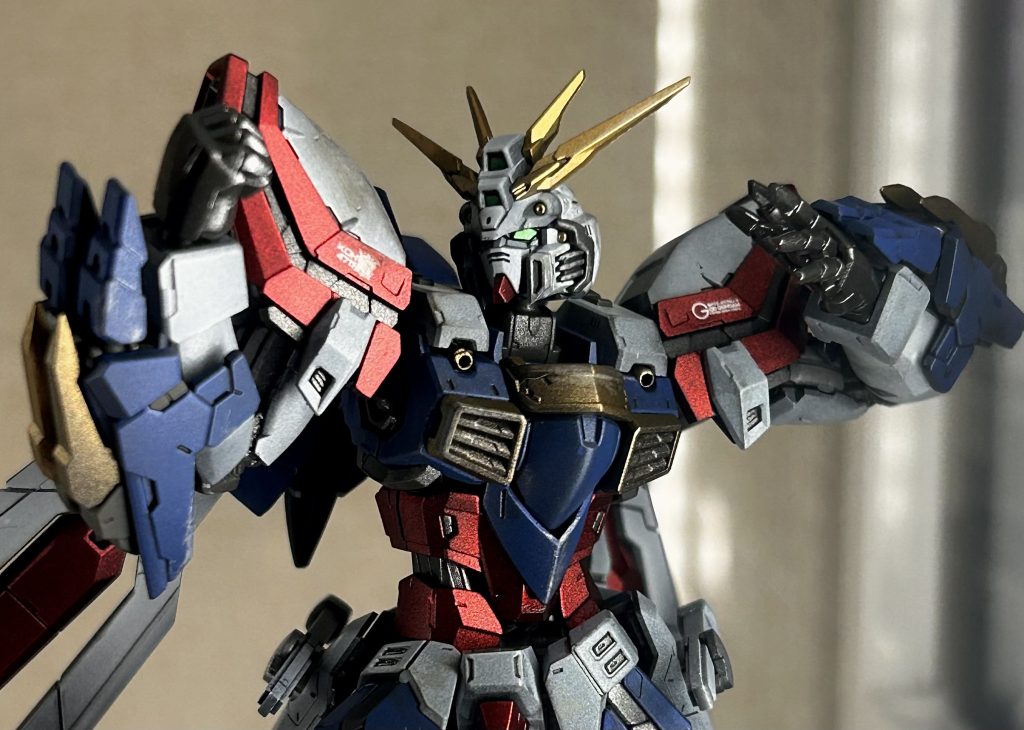 今回は熱いドモンをイメージして、レッドのパーツを目立たせる塗装をおこない、ブルーとゴールドは暗めに