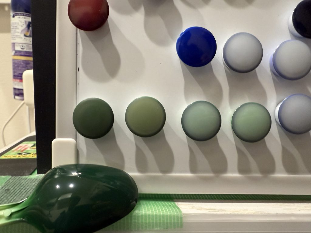 グリーン色は設定色が5色もあって調色が大変でした。。クレオスのブリティッシュグリーンから明度や色相を調整して、色を重ねました。結構上手くいった、と思う。。