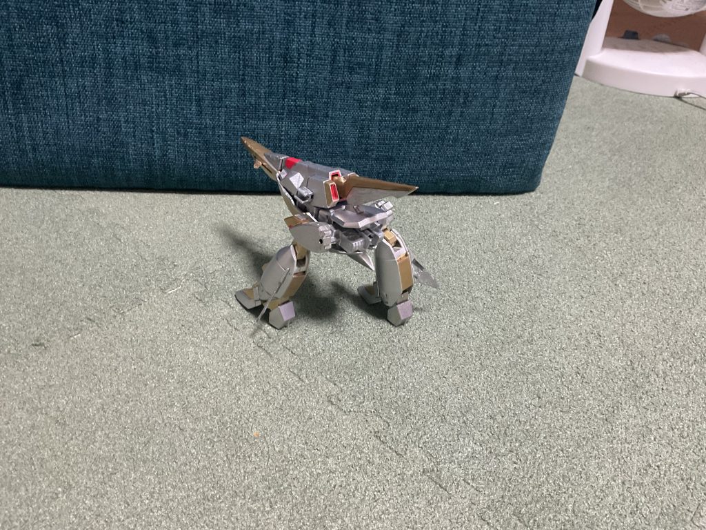 腕が必要にならない限りは飛行形態とダック形態しか使わないかもしれない。ダック形態の走りで先端を当てる体当たりやキックでテロリストを気絶させてMSを鹵獲した成果がある。