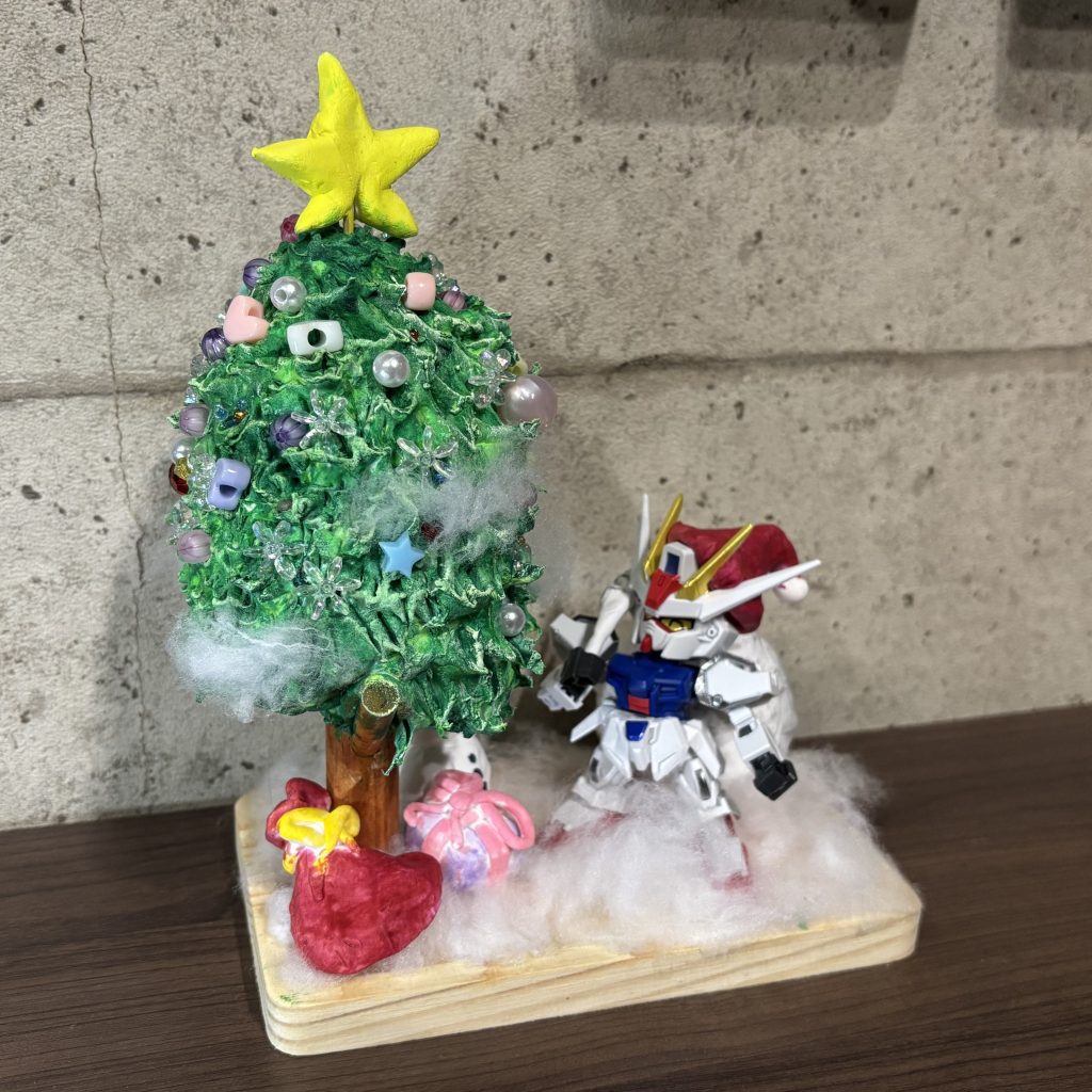 木工ボンドでビーズをツリーに貼り付けて完成です٩( 'ω' )و クリスマス会に間に合ってよかったね😊