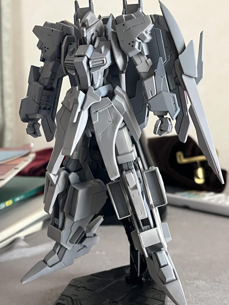 塗装前サフ吹いたところです。