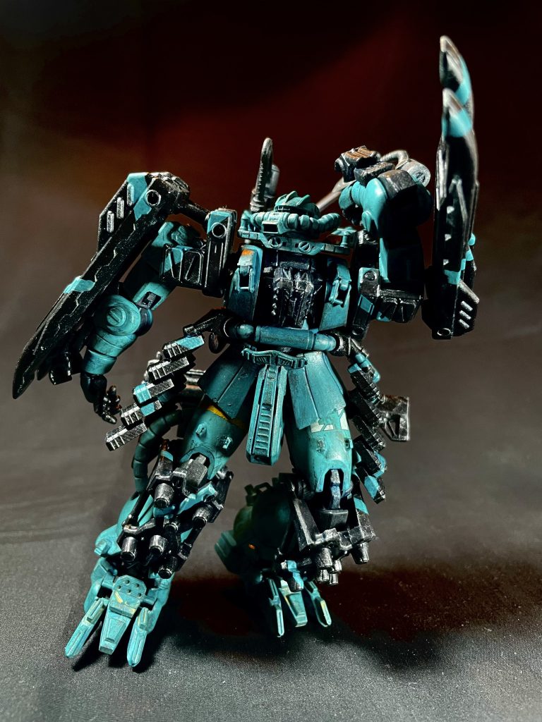 警戒しつつ、ヒートピッケルを背面から取り出すところです。