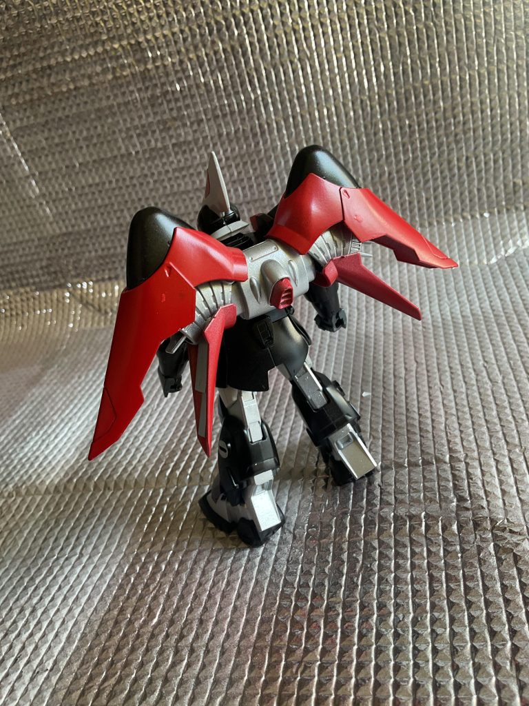 赤はディステニーガンダムを参考にしています。「おおまかな設定」ZOIの任務には救助だけでなく捜索任務もある。遭難した船。戦場。崩壊したコロニー。月。おおまかなところはジャンク屋が発見するケースが多いが、軍隊や政治的な理由で捜索できない地点は各地にある。その場所には許可はもちろんのこと、大量の物質や安全対策を必要とするケースがあり専門的な要素が求められる。このモビルジンはある人物の捜索任務を受けた時が初出動であり、探偵兼傭兵として依頼を受けていた。その任務は捜索対象が人質となって失敗したが、そこから様々なコロニー、軍事基地、大破した戦艦等、崩壊した大型施設など多くの場所で要人の亡骸を発見した。場所によっては悲惨な状況が多くその亡骸を見て精神的にやられてしまう人がほとんどであり、実質このコーディネーターの彼女だけができる仕事と言える。「宇宙で帰れない魂を送ってあげるのが私の使命よ。」そう彼女はいう。つぎはぎにパーツをかき集めたジンであるが、しっかりと可動できていることから彼女のジンに関する知識の高さがうかがえる。しかし、ムラサメ、シビリアンアストレイ、ザク、ダガー等各パーツには彼女の回収した亡骸で修復している部分もある。