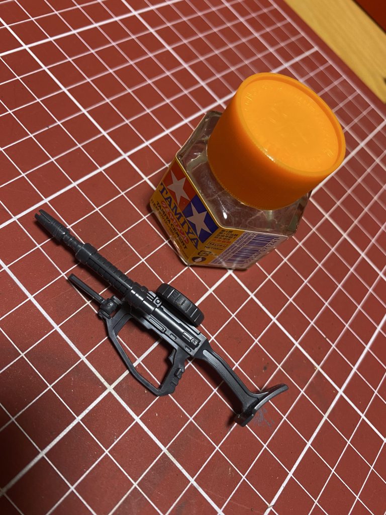 ヤスリがけしてたら、先っちょ折れてしまい、仕方なくくっつけた🥲