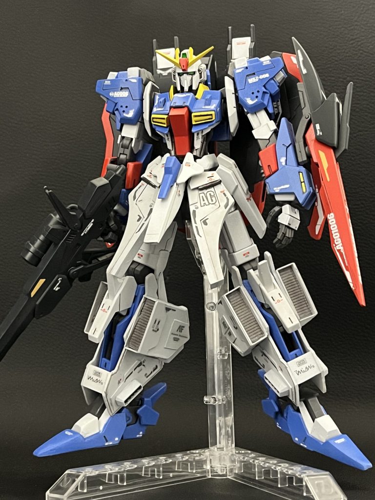 正面向きだとこんな感じです。作ってるとバランス的にゴツくなりまして、カトキ版的になってしまった気がする。