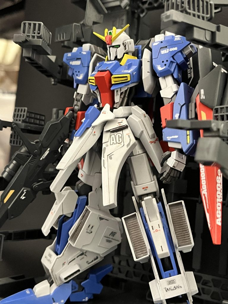 MSハンガーに入れてみました。窮屈デスね。以外とゼータ大きいです。