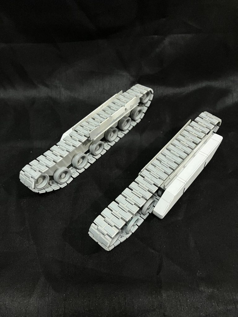 履帯と転輪もフルスクラッチ٩(๑❛ᴗ❛๑)۶転輪は1/35ゲパルトの転輪をお湯まるで型を取りレジンで複製しました履帯はアルミパイプと真鍮線を使って1枚1枚プラ板で作り連結可動履帯として仕上げました手で押せば動きます✌️履帯2本各94組みです履帯完成まで13日、1日平均4〜5時間?下手するともっと掛かってたかもしれないです💦💦その間、ずっと精神と時の部屋に籠ってました