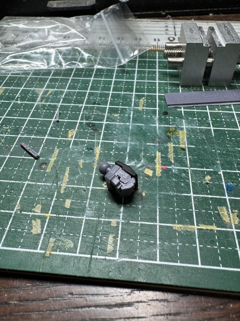 武器持ち手パーツに収まるようにヤスリで整えてあげれば握り拳パーツの完成