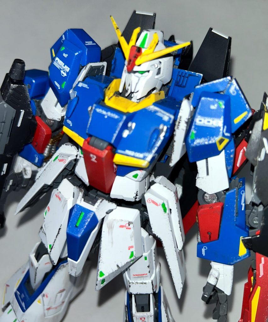 センサーっぽいところやカメラアイをシルバー下地に蛍光グリーンで塗装しました。光ってますな！