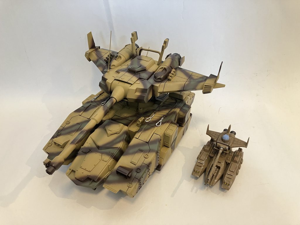 ウェザリング前のマゼラ・アタックと旧キット1/144マゼラ・アタックとの大きさ比較です♪迷彩柄は第二次世界大戦中のドイツ軍戦車を参考にエアブラシでフリーハンド