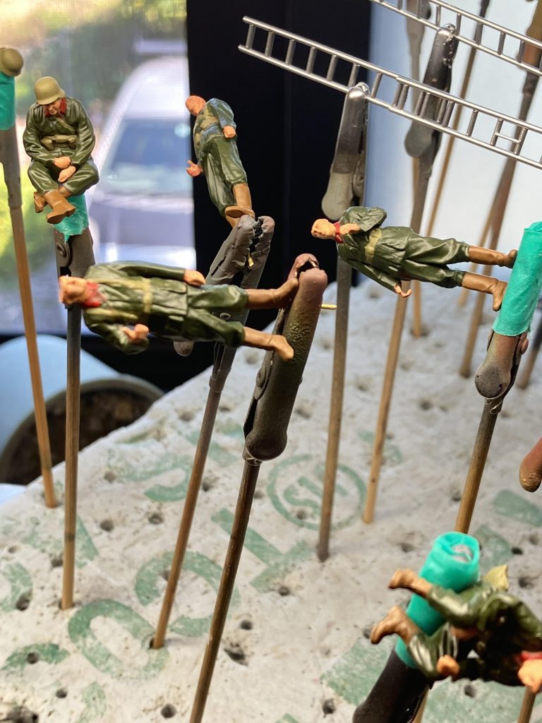 タミヤ1/48ドイツ兵士を塗装だけでジオン兵士に仕上げました小さいくて細かい塗装は今回初めてなんとか色分けしてジオン兵らしい服装になったかと思います♪
