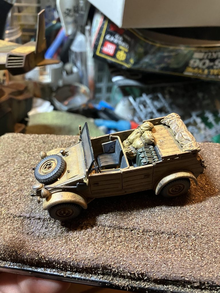 車との対比もしてみたくて急遽、ドイツの軍用車キューベルワーゲンも作ってみましたちっちぇーのにパーツ数が多いいし塗り分けしなければならないから、接着して良いものと、接着してはいけないものを考えて進めました他にも小物類のジェリカンなども追加して雰囲気アップ♪