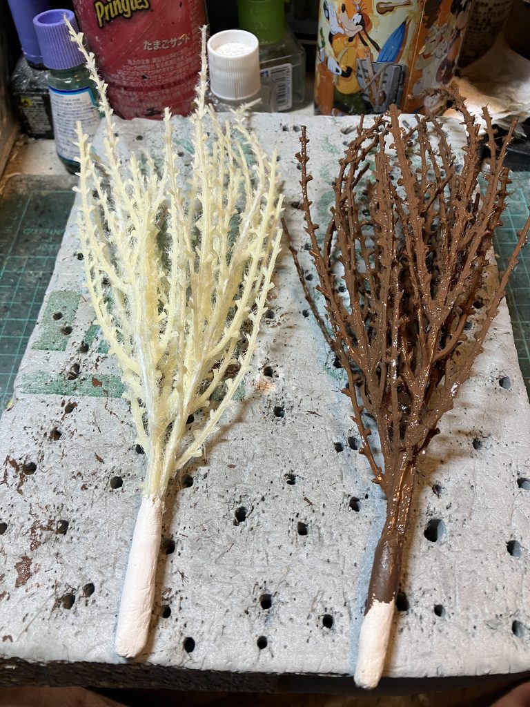 樹木は100均で、いい感じなものが無いかなぁっと探してみたら街路樹に使ってそうなのがあったので束ねて1本にし、塗装して園芸で使う水苔みたいなのを細かく切って貼り付けました〜