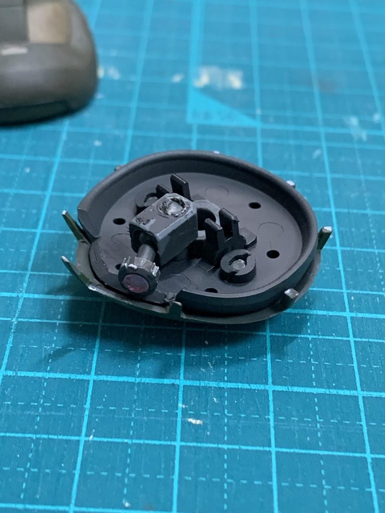 モノアイの可動ギミックは4039さんが製作されていたHGUCズゴックを参考にさせていただきました。ポリキャップとビルダーズパーツのMSサイトレンズ、ボールジョイントの組み合わせです。全周の可動は見込めなかったので、可動範囲となる前面部分のみ元パーツを切り取っています。サイトレンズの内側もシルバー塗装しました。