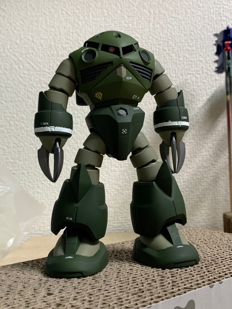 塗装+つや消し完了後です。これで完成にするか悩みましたが、ジオン残党機ということで、ウェザリングカラーのマルチホワイト、グランドブラウンでがっつりウェザリング+フィルタリングしました。