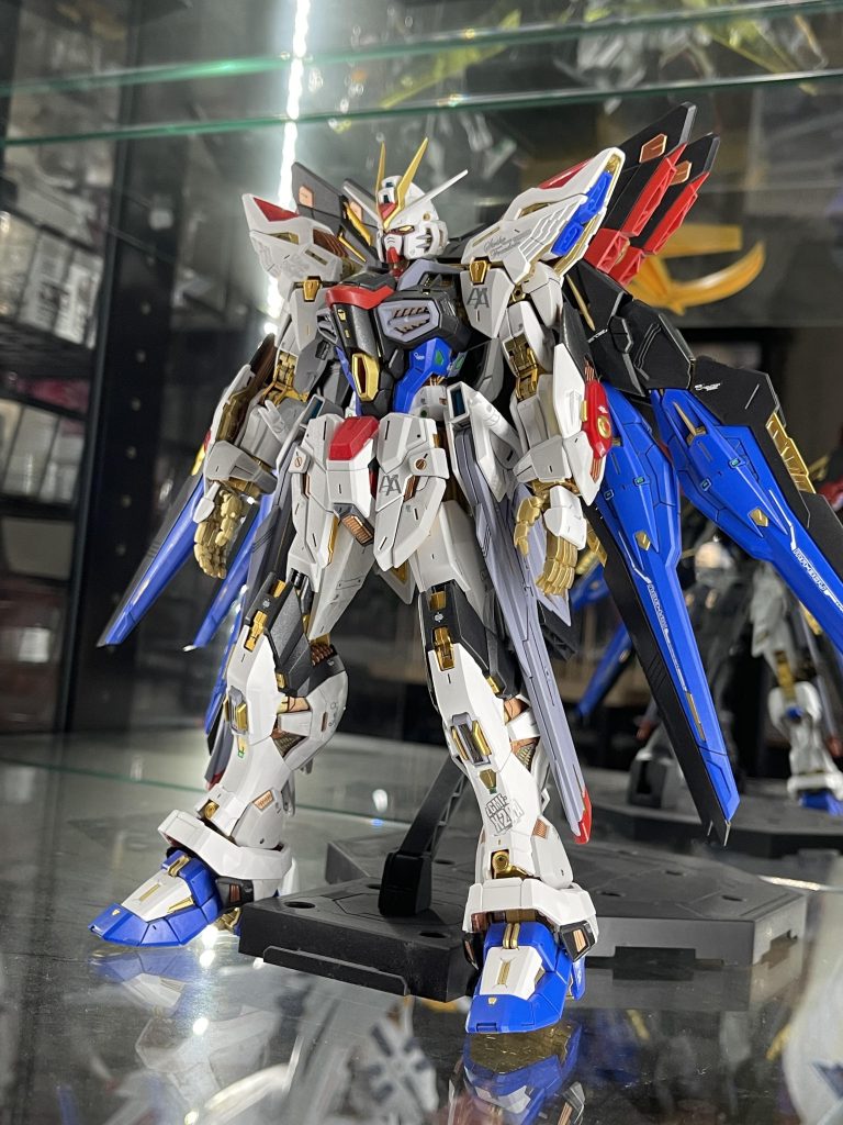 素立ち。実はこいつ、アクションベース無しで素立ちは難しいです。おれは無理でした。足の稼働範囲ですが、内股やガニ股はできません。太ももから下がそもそも回転させることができないです。足首も全然動いてくれないので、足を開いた時にしっかり接地させることは不可能です🦶かかとも小さく、ドラグーンの重さも相まって自立できません😭