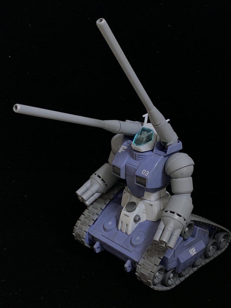 胸の03のデカールはデルタチームの正式部隊名「MS特殊部隊第３小隊」からです。漫画版では「V作戦で試作されたが、他の部隊では有効な運用法が見出せなかった機体」としてデルタチームに配備されています。そのため、試作時は宇宙軍所属だったと思われることから「E.F.G.F.」ではなく「E.F.S.F.」デカールとしております。