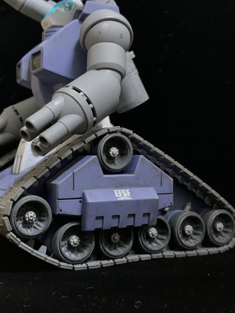 タイヤは中心部をシルバーで塗り分けました。以下、簡単にポージングです。（と言いつつ、ほぼ変わりませんが…笑）