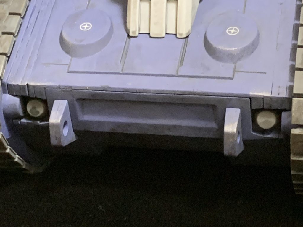 アップにすると粗が目立ちますが、幅増しでできてしまった隙間にはウェーブの台形チップを取り付けました。かなりフィットしてるかなと思います。