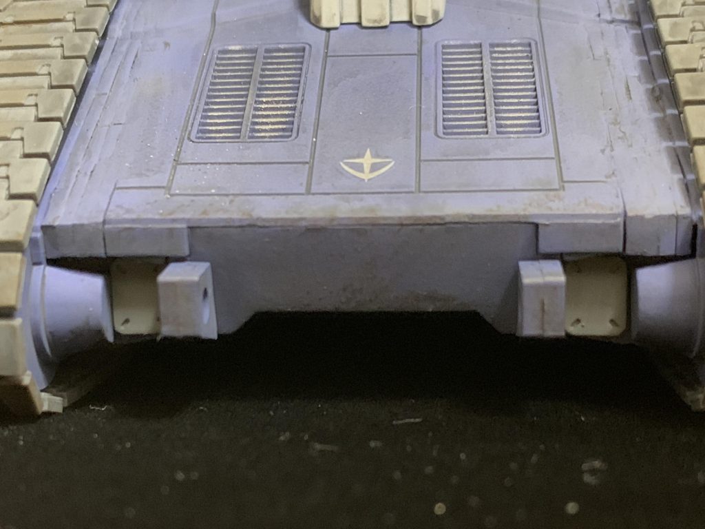 背面の隙間にはコトブキヤの「モールド板・ミサイルセット」のモールド板を取り付けました。