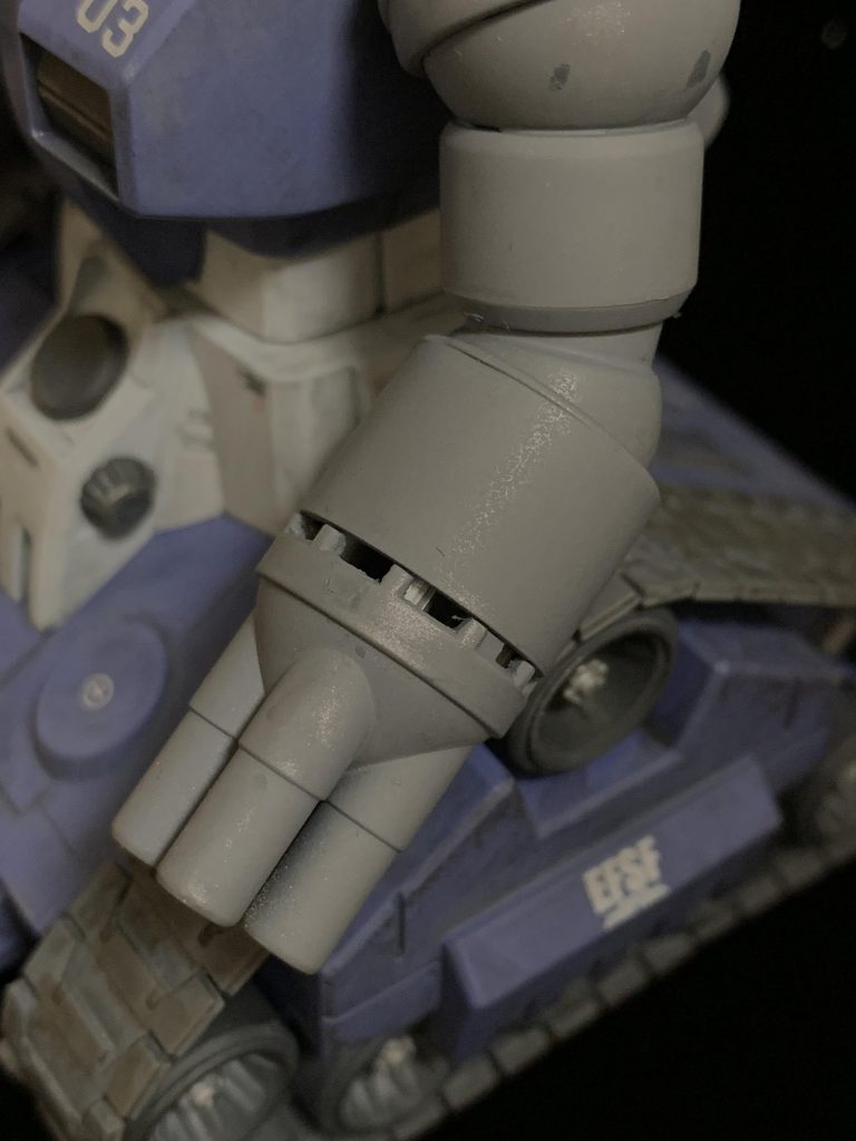 腕部スリットを開口して内部にシリンダーのようなものを仕込みました。シルバーで塗装したので光るかなと思ったら全く見えません…泣