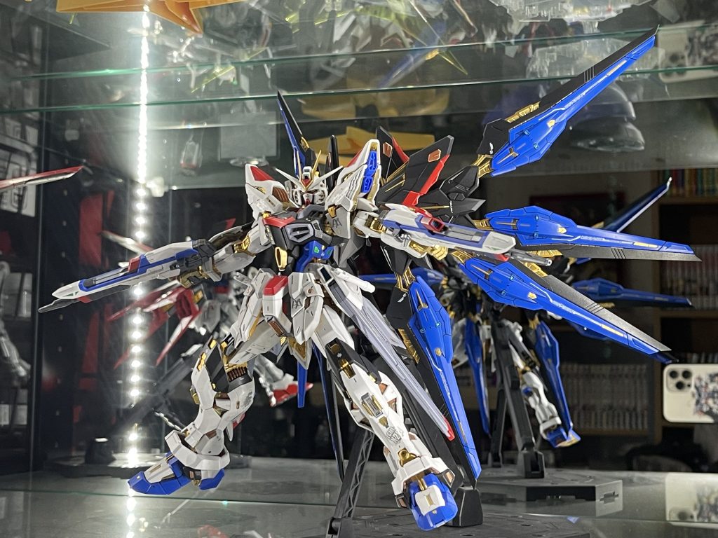 ハイマットモードというか羽を展開した状態。ウイングの付け根がちぎれた件ですが、ゴールドパーツの突起部分まで塗装してしまったために事件は起きました。このあたりは今後同じことを起こさないように気をつけます🥲