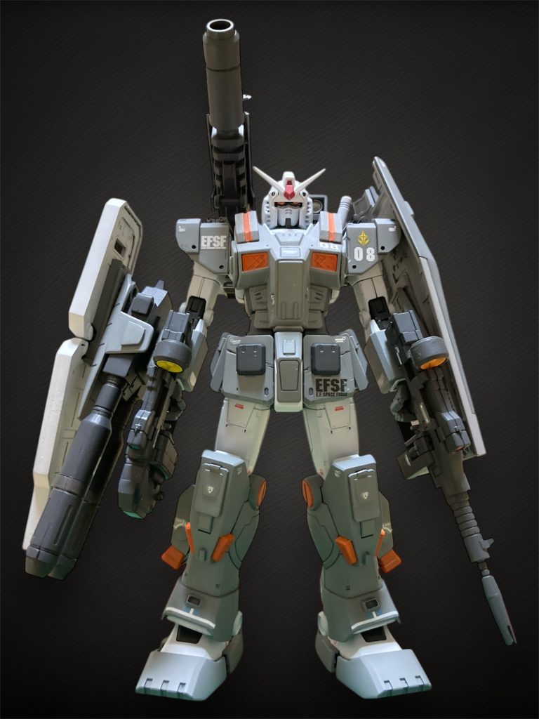 正面今回はフルアーマー且つ重火器仕様でシールドも2枚持ちと言わば最終決戦仕様風にしてみました。これぞフルアーマー!というものになったと思います(自己満)。塗装はガンダムはほぼ白(MSホワイト)でサンボル版風に。増加装甲はグレーにしてロービジにしました(ちなみにグレーは2色ほどを塗り分けましたが写真ではわかりにくなってしましいました。