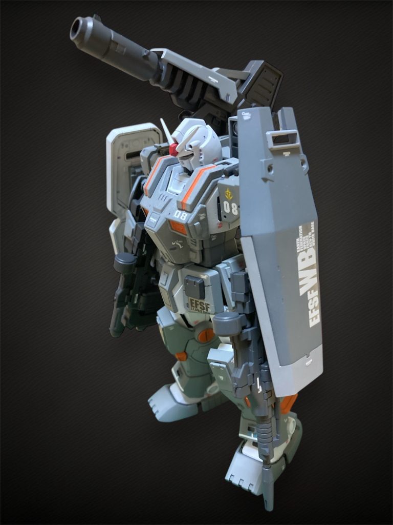左側面シールドは左側にMSD版のジムから流用し飾りのマーク部分は削ってフラットに。右側(上の写真)はヘビーガンダムからの流用。左右のものをあえて違うものにする事で現地改修や部隊ごとのバージョンぽくさせています。